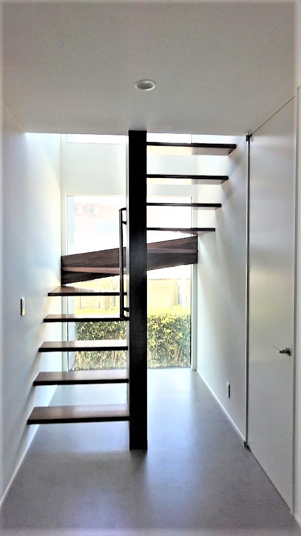 フリーダムアーキテクツデザインの階段と大きな窓