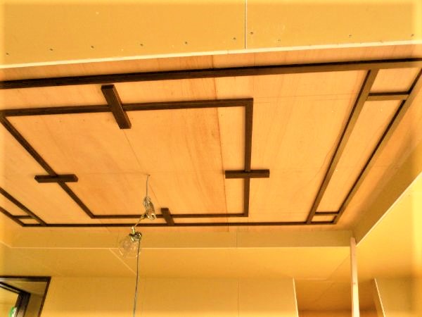 オーガニックハウスキーストンのフランク・ロイド・ライトのデザインの飾り天井