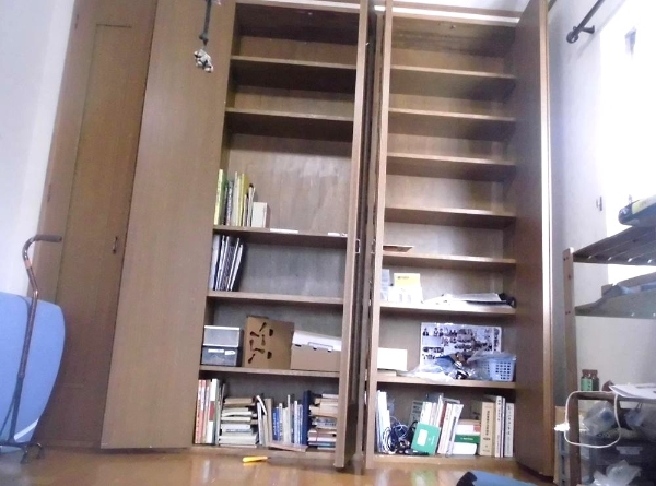 平原ホームの書斎本棚の中