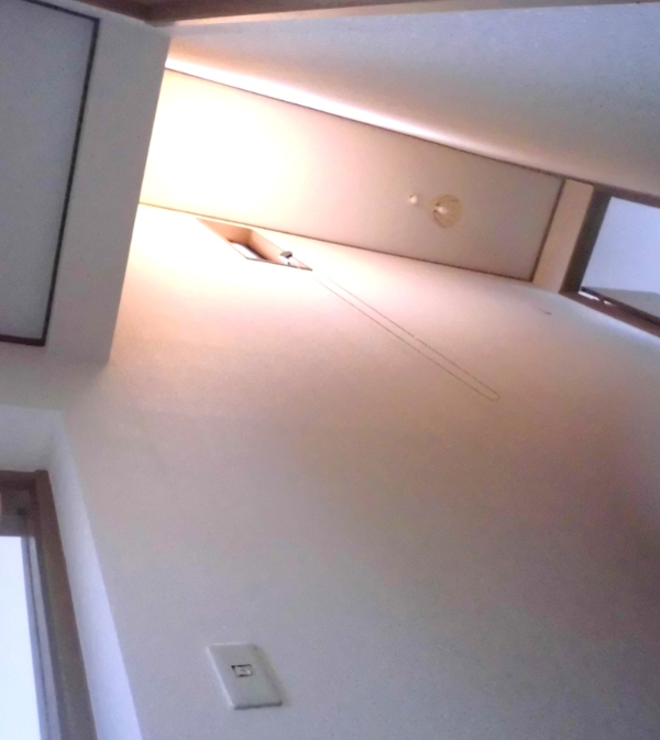 平原ホームの階段小窓2