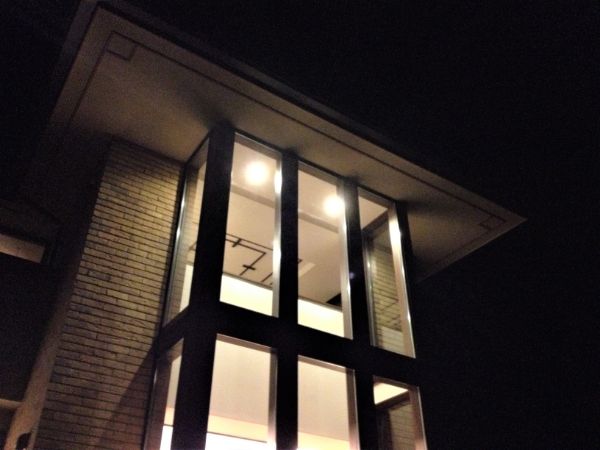 オーガニックハウスの夜の外観