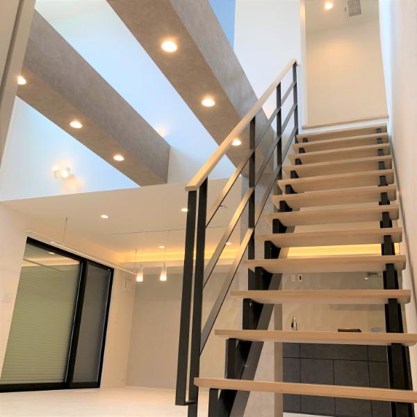 トヨタホームの吹き抜け階段