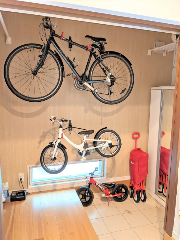 関西住宅販売の壁掛け自転車
