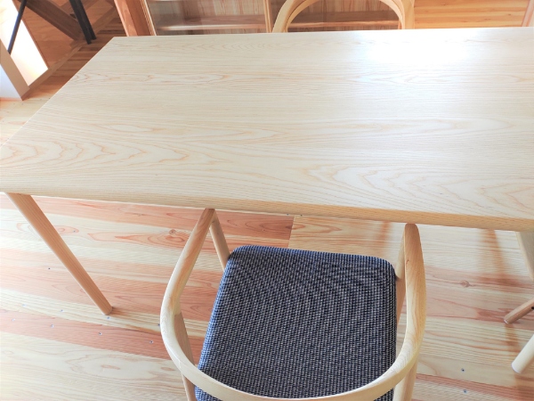 宮崎椅子のテーブル