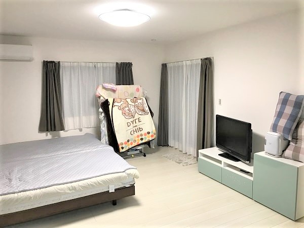 木麗な家の寝室